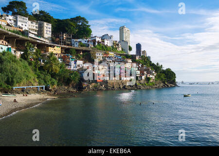 Bunte Hang Favela Architektur der Solar Unhao Gemeinschaft mit Blick auf die Bucht von All Saints in Salvador Bahia Brasilien Stockfoto