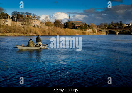 Lachsangeln auf dem Fluss Tweed an der Kreuzung, wo die Teviot Tweed in Kelso trifft. Stockfoto