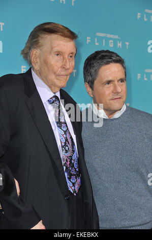 LOS ANGELES, CA - 23. Oktober 2012: Viacom Chef Sumner Redstone (links) & Paramount Pictures-Chef Brad Grey bei der Los-Angeles-Premiere von "Flight" im Cinerama Dome, Hollywood. Stockfoto