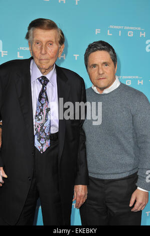 LOS ANGELES, CA - 23. Oktober 2012: Viacom Chef Sumner Redstone (links) & Paramount Pictures-Chef Brad Grey bei der Los-Angeles-Premiere von "Flight" im Cinerama Dome, Hollywood. Stockfoto