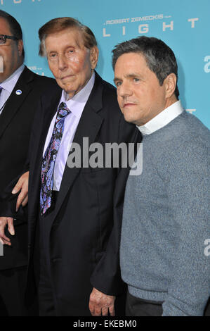 LOS ANGELES, CA - 23. Oktober 2012: Viacom Chef Sumner Redstone (links) & Paramount Pictures-Chef Brad Grey bei der Los-Angeles-Premiere von "Flight" im Cinerama Dome, Hollywood. Stockfoto