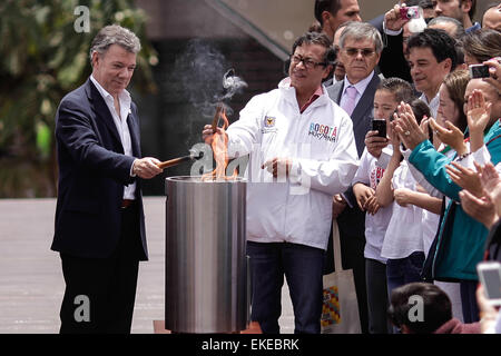 Bogota, Kolumbien. 9. April 2015. Kolumbianische Präsident Juan Manuel Santos (L) und Bogotas Mayor Gustavo Petro (C) nehmen Teil in der Marsch für den Frieden, Markierung der nationale Tag der Erinnerung und Solidarität mit den Opfern bewaffneter Konflikte, in Bogota, Kolumbien, am 9. April 2015. © Jhon Paz/Xinhua/Alamy Live-Nachrichten Stockfoto