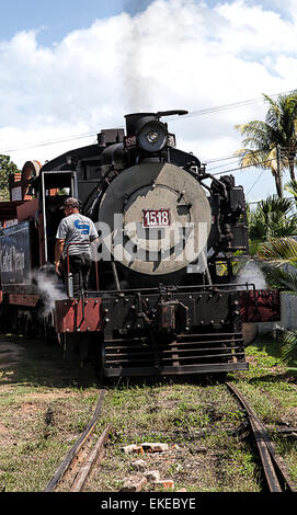 Restauriert alte amerikanische Dampflok Betrieb in Kuba mit Palmen und Gleis Stockfoto