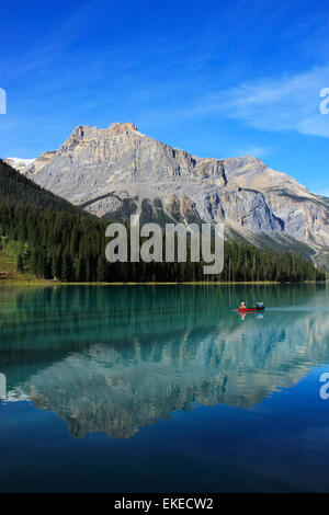 Berge spiegeln sich in Emerald Lake, Yoho Nationalpark, Britisch-Kolumbien, Kanada Stockfoto