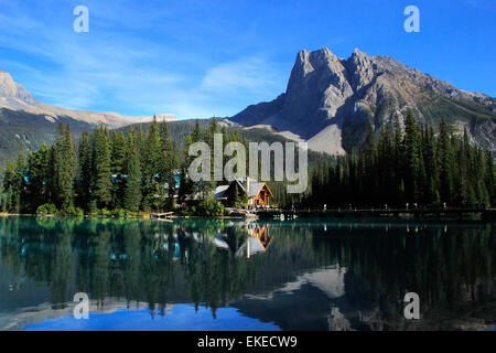 Berge spiegeln sich in Emerald Lake, Yoho Nationalpark, Britisch-Kolumbien, Kanada Stockfoto