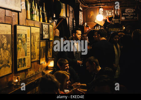 Menschen in Gordons Weinbar. Älteste Weinstube in London Stockfoto