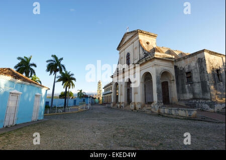 Sonnenaufgang auf der historischen kolonialen Architektur der Kirche der Heiligen Dreifaltigkeit auf der Plaza Mayor in der UNESCO-Erbe-Mitte Stockfoto
