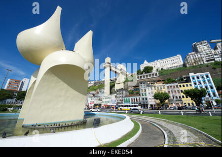 SALVADOR, Brasilien - 12. März 2015: Moderne Skulptur bekannt, lokal als "Bunda" den Blick auf die Skyline der Stadt dominiert. Stockfoto