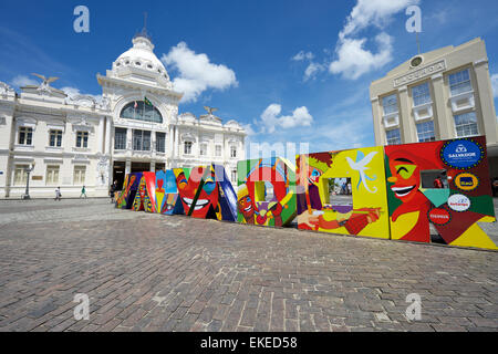 SALVADOR, Brasilien - 11. März 2015: Bunte Schilder buchstabieren Salvador in Blockschrift schmückt die Tomé de Souza Plaza. Stockfoto