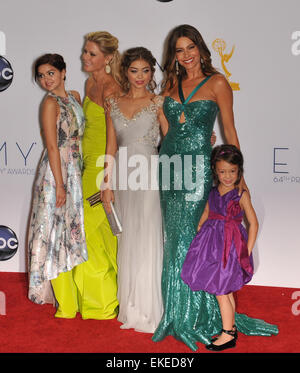 LOS ANGELES, CA - 23. September 2012: Modern Family Sterne Julie Bowen, Ariel Winter, Aubrey Anderson-Emmons, Sarah Hyland & Sofia Vergara auf der 64. Primetime Emmy Awards im Nokia Theatre LA Live. Stockfoto