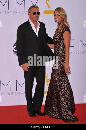 LOS ANGELES, CA - 23. September 2012: Kevin Costner & Frau Christine Baumgartner auf der 64. Primetime Emmy Awards im Nokia Theatre LA Live. Stockfoto