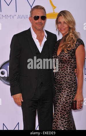 LOS ANGELES, CA - 23. September 2012: Kevin Costner & Frau Christine Baumgartner auf der 64. Primetime Emmy Awards im Nokia Theatre LA Live. Stockfoto