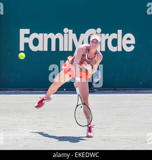 Charleston, SC, USA. 9. April 2015. Charleston, SC - 9. April 2015: Madison Brengle (USA) dient dazu, [3] Andrea Petkovic (GER) während ihres Spiels während der Family Circle Cup im Kreis der Familie Tennis Center in Charleston, SC. Andrea Petkovic rückt mit dem Sieg 6: 4, 6: 4 gegen Madison Brengle Credit: Csm/Alamy Live-Nachrichten Stockfoto