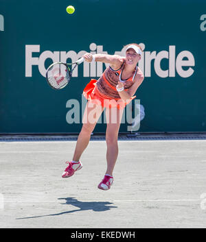 Charleston, SC, USA. 9. April 2015. Charleston, SC - 9. April 2015: Madison Brengle (USA) dient dazu, [3] Andrea Petkovic (GER) während ihres Spiels während der Family Circle Cup im Kreis der Familie Tennis Center in Charleston, SC. Andrea Petkovic rückt mit dem Sieg 6: 4, 6: 4 gegen Madison Brengle Credit: Csm/Alamy Live-Nachrichten Stockfoto