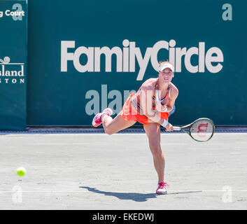 Charleston, SC, USA. 9. April 2015. Charleston, SC - 9. April 2015: Madison Brengle (USA) dient dazu, [3] Andrea Petkovic (GER) während ihres Spiels während der Family Circle Cup im Kreis der Familie Tennis Center in Charleston, SC. Andrea Petkovic rückt mit dem Sieg 6: 4, 6: 4 gegen Madison Brengle Credit: Csm/Alamy Live-Nachrichten Stockfoto