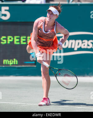 Charleston, SC, USA. 9. April 2015. Charleston, SC - 9. April 2015: Madison Brengle (USA) dient dazu, [3] Andrea Petkovic (GER) während ihres Spiels während der Family Circle Cup im Kreis der Familie Tennis Center in Charleston, SC. Andrea Petkovic rückt mit dem Sieg 6: 4, 6: 4 gegen Madison Brengle Credit: Csm/Alamy Live-Nachrichten Stockfoto