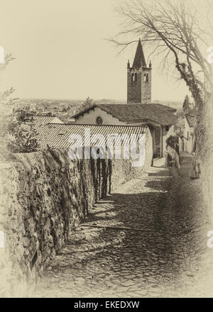 antiken mittelalterlichen Weg führt vom Dorf von Soave (Italien), die Burg auf dem Hügel Stockfoto