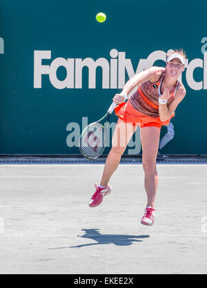 Charleston, SC, USA. 9. April 2015. Charleston, SC - 9. April 2015: Madison Brengle (USA) dient dazu, [3] Andrea Petkovic (GER) während ihres Spiels während der Family Circle Cup im Kreis der Familie Tennis Center in Charleston, SC. Andrea Petkovic rückt mit dem Sieg 6: 4, 6: 4 gegen Madison Brengle Credit: Csm/Alamy Live-Nachrichten Stockfoto