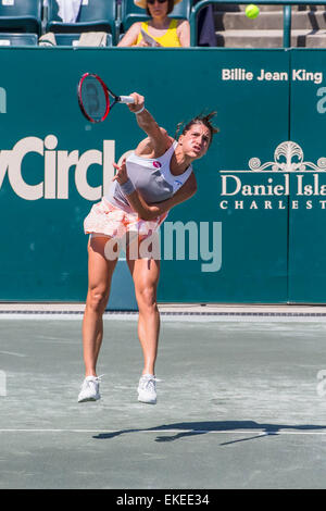 Charleston, SC, USA. 9. April 2015. Charleston, SC - 9. April 2015: Andrea Petkovic (GER) [3] dient zur Madison Brengle (USA) während ihres Spiels während der Family Circle Cup im Kreis der Familie Tennis Center in Charleston, SC. Andrea Petkovic rückt mit dem Sieg 6: 4, 6: 4 gegen Madison Brengle Credit: Csm/Alamy Live-Nachrichten Stockfoto