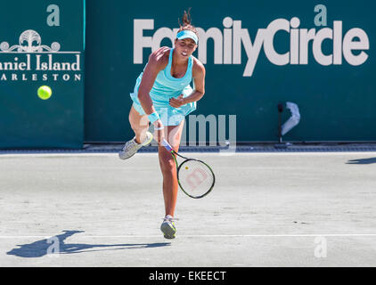 Charleston, SC, USA. 9. April 2015. Charleston, SC - 9. April 2015: [7] Madison Keys (USA) dient, Andreea Mitu (ROU) während ihres Spiels während der Family Circle Cup am Familie Kreis Tennis Center in Charleston, SC. Andrea Petkovic rückt mit dem Sieg 6: 4, 6: 4 gegen Madison Brengle Credit: Csm/Alamy Live-Nachrichten Stockfoto