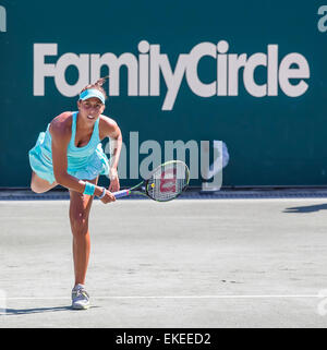 Charleston, SC, USA. 9. April 2015. Charleston, SC - 9. April 2015: [7] Madison Keys (USA) dient, Andreea Mitu (ROU) während ihres Spiels während der Family Circle Cup am Familie Kreis Tennis Center in Charleston, SC. Andrea Petkovic rückt mit dem Sieg 6: 4, 6: 4 gegen Madison Brengle Credit: Csm/Alamy Live-Nachrichten Stockfoto