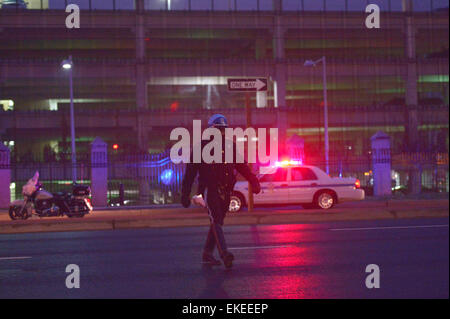 Suitland, USA. 9. April 2015. Ein Polizist geht auf der anderen Straßenseite neben der U.S. Census Bureau-zentrale nach schießen beim Büro in Suitland, Maryland, USA, 9. April 2015 passiert. Eine Wache in der U.S. Census Bureau-zentrale wurde erschossen und kritisch verwundete Donnerstag, lokale Medien berichteten. Bildnachweis: Yin Bogu/Xinhua/Alamy Live-Nachrichten Stockfoto