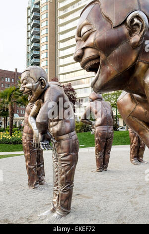 A-Labyrinth-Ing Lachen Bronze-Skulptur von Yue Minjun, Morton Park in Vancouver, Kanada Stockfoto