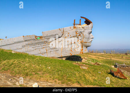 Beschädigt während der Juli kämpfen Gedenkanlage an der Oberseite der Saur-Graves (wie eine Folge der Angriffe im August 2014 kompl. Stockfoto