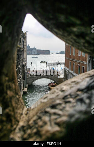 Venedig, Provinz Venedig, Italien. 6. Oktober 2004. Schauen unten den Kanal Rio di Palazzo an der Ponte della Paglia (Brücke von Stroh) und die Insel Kirche von San Giorgio Maggiore über das Bacino San Marco (St. Marks Becken), von die berühmte Seufzerbrücke (Ponte dei Sospiri). Der Name der Brücke bezog sich auf die Seufzer der Häftlinge aus den Dogenpalast zu ihrer Gefängniszelle vorbei, da sie einen letzten Blick auf Freiheit und Venedig nahmen. Venedig gehört zu den beliebtesten internationalen Reisezielen. © Arnold Drapkin/ZUMA Draht/Alamy Live-Nachrichten Stockfoto