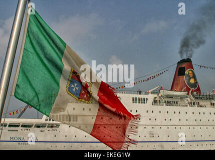 Venedig, Provinz Venedig, Italien. 6. Oktober 2004. Das Kreuzfahrtschiff angedockt MV Mona Lisa in Venedig, Italien, im Oktober 2004 hinter die Trikolore Italiens gesehen. Sie wurde später von der koreanischen Daewoo-Unternehmen gekauft und zog nach Duqm, Oman, wo sie als das schwimmende Hotel Veronica geöffnet wurde. © Arnold Drapkin/ZUMA Draht/Alamy Live-Nachrichten Stockfoto