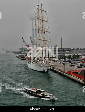 Venedig, Provinz Venedig, Italien. 6. Oktober 2004. Ein Passagier gefüllt Motorboot geht die Star Clipper, ein vier-Mast-Barkentine Segelschiff, als ein Kreuzfahrtschiff, verankert in den frühen Morgenstunden in Venedig Italien gebaut. Ein Luxus-Schiff segelt sie unter maltesischer Flagge von Star Clippers Ltd von Schweden betrieben. Venedig gehört zu den beliebtesten internationalen Reisezielen. © Arnold Drapkin/ZUMA Draht/Alamy Live-Nachrichten Stockfoto