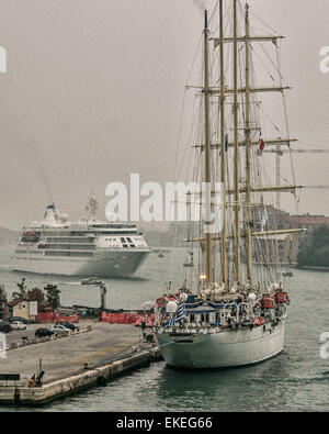 Venedig, Provinz Venedig, Italien. 6. Oktober 2004. Die Star Clipper, ein vier-Mast-Barkentine Segelschiff gebaut als Kreuzfahrtschiff, verankert in den frühen Morgenstunden in Venedig Italien. Ein Luxus-Schiff segelt sie unter maltesischer Flagge von Star Clippers Ltd von Schweden betrieben. Im Hintergrund segelt der Prinzessin Linien Star Princess den Kanal. Venedig gehört zu den beliebtesten internationalen Reisezielen. © Arnold Drapkin/ZUMA Draht/Alamy Live-Nachrichten Stockfoto