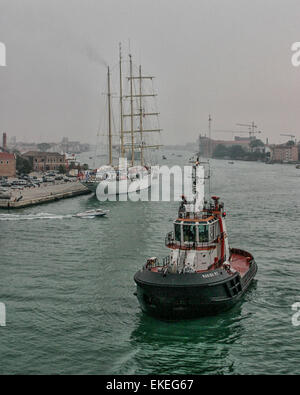 Venedig, Provinz Venedig, Italien. 6. Oktober 2004. Ein Schlepper übergibt die Star Clipper, ein vier-Mast-Barkentine Segelschiff gebaut als Kreuzfahrtschiff, verankert in den frühen Morgenstunden in Venedig Italien. Ein Luxus-Schiff segelt sie unter maltesischer Flagge von Star Clippers Ltd von Schweden betrieben. Venedig gehört zu den beliebtesten internationalen Reisezielen. © Arnold Drapkin/ZUMA Draht/Alamy Live-Nachrichten Stockfoto