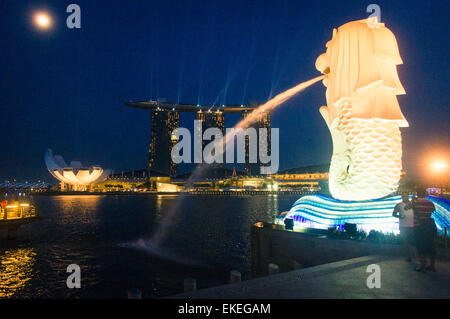 Merlion Statuen in Merlion Park, am Marina Bay in Singapur. Stockfoto