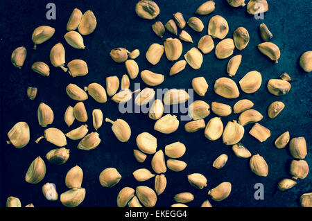 Viele der auf einer schwarzen Pfanne geröstete Knoblauchzehen. Ansicht von oben Stockfoto