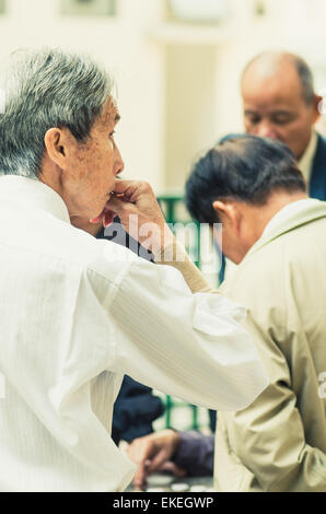 Gruppe der Chinesen sind Konzentrat im chinesischen Schach spielen, Foto in Yau Ma Tei, Kowloon Hong Kong. Stockfoto