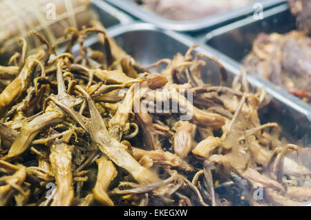 Geschmorte Ente Zungen als gemeinsame chinesisches Essen als Snack. Stockfoto