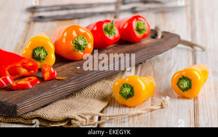 Frische Paprika auf einem Holztisch. Selektiven Fokus Stockfoto