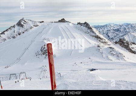 Hintertuxer Gletscher mit Gondeln, Loipen und Pisten in Ziilertal Alpen. Österreich Stockfoto