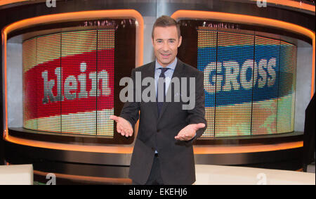 Aufnahme des deutschen Fernsehens zeigen Klein Gegen Groß in Adlershof TV Studios Featuring: Kai Pflaume wo: Berlin, Deutschland bei: 5. Oktober 2014 Stockfoto