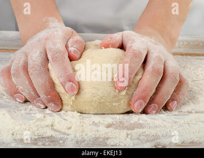 Frau Hände kneten von Teig. Selektiven Fokus Stockfoto