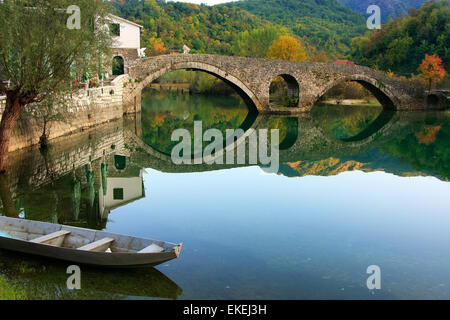 Bogenbrücke in Crnojevica Fluss, Montenegro, Balkan wider Stockfoto