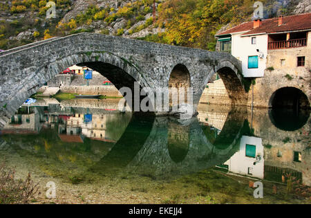 Bogenbrücke in Crnojevica Fluss, Montenegro, Balkan wider Stockfoto