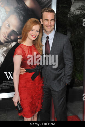 LOS ANGELES, CA - 4. September 2012: James Van Der Beek & Frau Kimberley auf der Los Angeles Premiere von "The Words" am Arclight Theater, Hollywood. Stockfoto