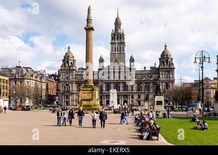 George Square, Glasgow, Schottland, Großbritannien zeigt die Stadt Kammern entworfen von dem Architekten William Young und eröffnete im Jahre 1888, auch die Statue von Walter Scott Stockfoto