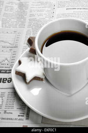 Kaffee und Finanzzeitung Stockfoto