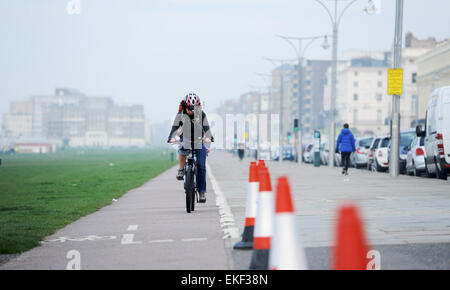 Brighton UK 10. April 2015 - Radfahrer an Hove Küste früh am Morgen, da sehr hohe Luftverschmutzung für verschiedene Teile von Großbritannien heute prognostiziert Sportler beraten gewesen, heute vor allem Patienten mit Asthma oder Herz kümmern sich um Bedingungen Credit: Simon Dack/Alamy Live News Stockfoto