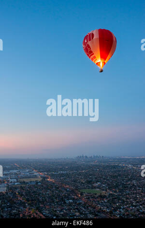 Touristen genießen Heißluftballon bei Sonnenaufgang über Melbourne, Australien. Stockfoto