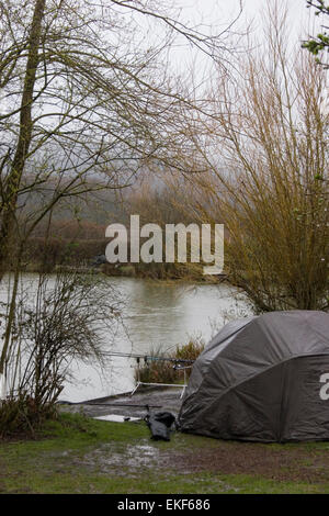 Kurs Angeln camping Bivi See Stillwasser Probe Teichfische Frühling Landschaft Sport Stäbe Stockfoto