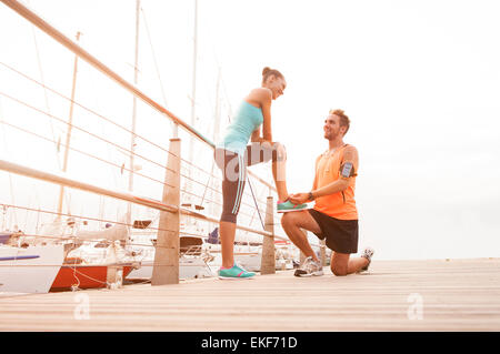 Zwei junge glücklich Läufer genießen die Natur in den frühen Morgenstunden Stockfoto